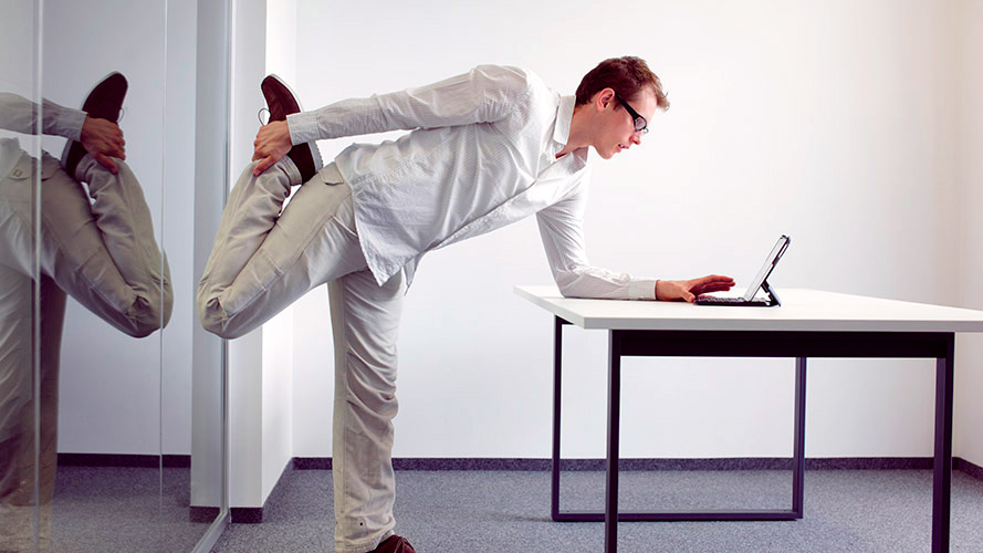 Oficina con escritorio bien organizado y ergonómico para trabajar con comodidad